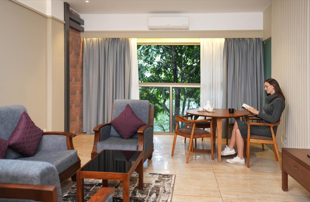 Elephant Passage Munnar Eksteriør bilde A living room in a typical apartment